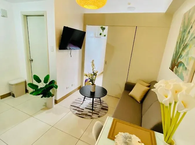 Luxury Two Bedroom With Balcony In South Of Pinas Manila