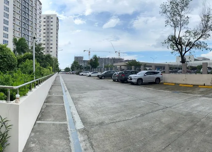 Luxury Two Bedroom With Balcony In South Of Pinas Apartment Manila