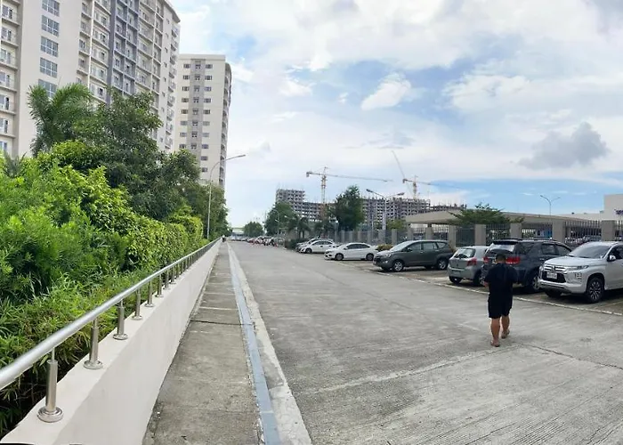 Luxury Two Bedroom With Balcony In South Of Pinas Manila